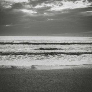 Black and white ocean wallpaper