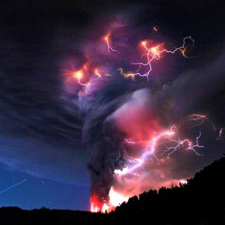 Volcanic lightning wallpaper