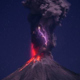 Volcanic lightning wallpaper