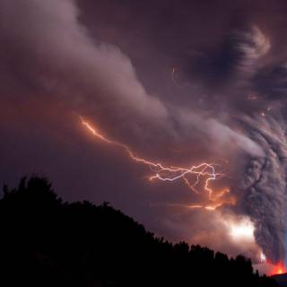 Volcanic lightning wallpaper