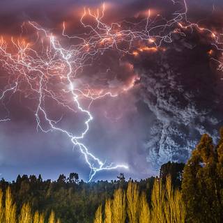 Volcanic lightning wallpaper