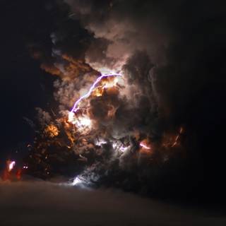 Volcanic lightning wallpaper