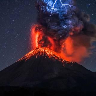 Volcanic lightning wallpaper