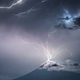 Volcanic lightning wallpaper