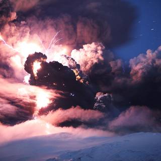 Volcanic lightning wallpaper