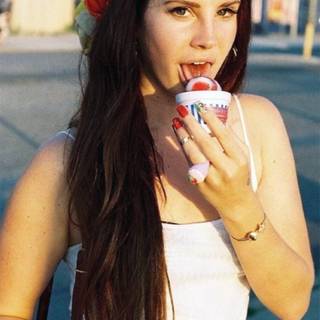 Lana Del Rey iPhone wallpaper
