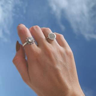 Silver ring wallpaper