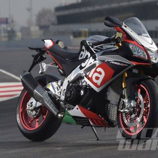 Aprilia RSV4 RF wallpaper