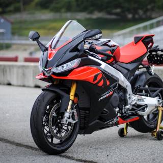 Aprilia RSV4 RF wallpaper