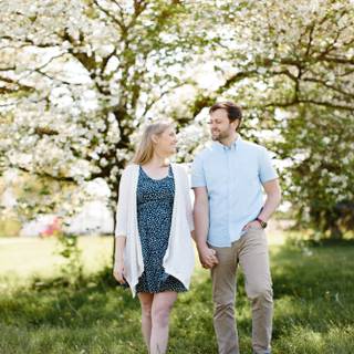 Spring couple wallpaper