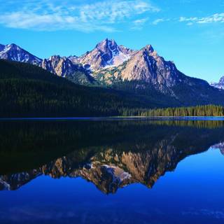 Lakeside view wallpaper