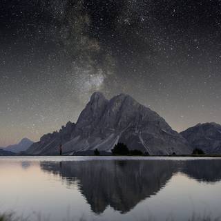 Lakeside view wallpaper