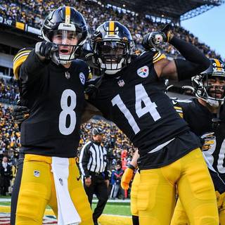 Kenny Pickett and George Pickens wallpaper