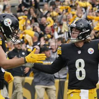 Kenny Pickett and George Pickens wallpaper