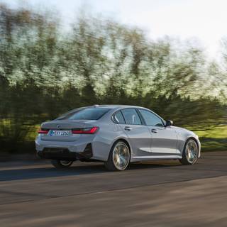 BMW 320i 2023 wallpaper