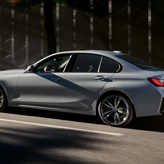 BMW 320i 2023 wallpaper