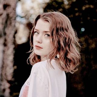 Maisie Peters aesthetic wallpaper