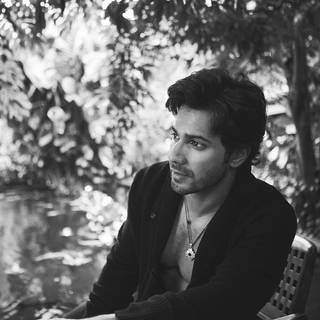 Varun Dhawan sad wallpaper