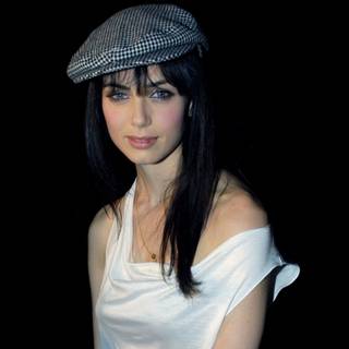 Mia Kirshner wallpaper