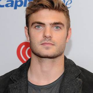 Alex Roe wallpaper