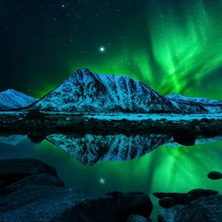 Northern lights iPhone 14 Pro wallpaper