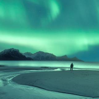 Northern lights iPhone 14 Pro wallpaper