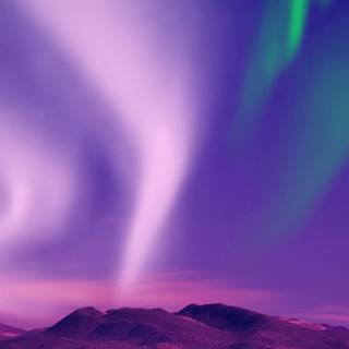 Northern lights iPhone 14 Pro wallpaper