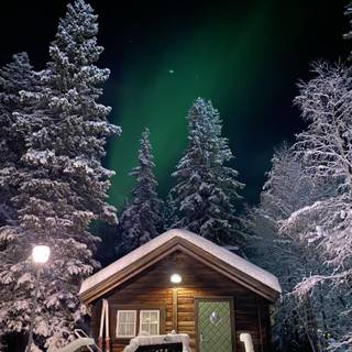 Northern lights iPhone 14 Pro wallpaper