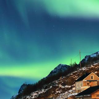 Northern lights iPhone 14 Pro wallpaper