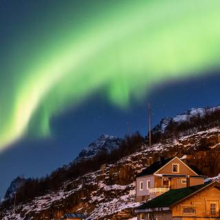 Northern lights iPhone 14 Pro wallpaper