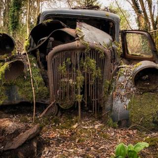 A rusty car wallpaper