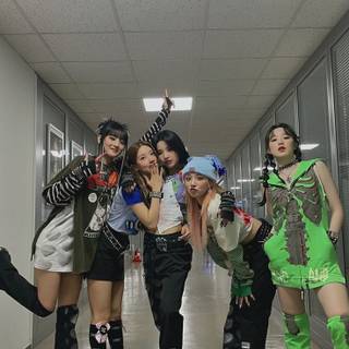 Gidle Tomboy wallpaper