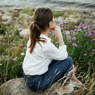 Girls back side wallpaper