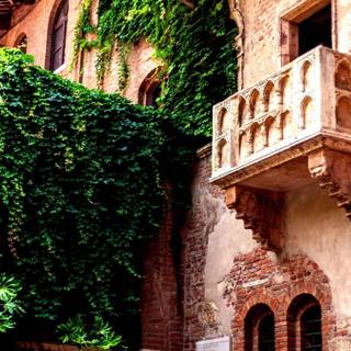 Romeo and Juliet balcony wallpaper
