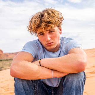 Benson Boone wallpaper