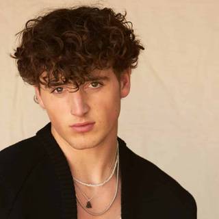 Benson Boone wallpaper