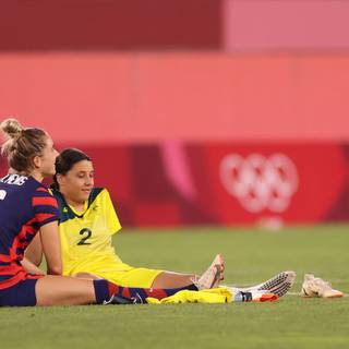 Kristie Mewis and Sam Kerr wallpaper