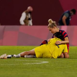 Kristie Mewis and Sam Kerr wallpaper