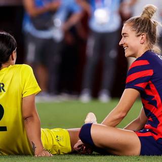 Kristie Mewis and Sam Kerr wallpaper
