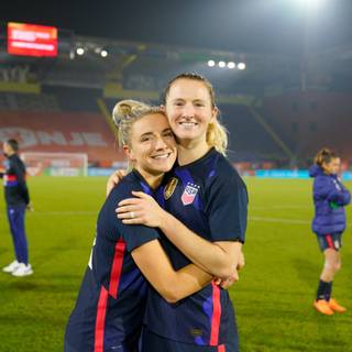 Kristie Mewis and Sam Kerr wallpaper
