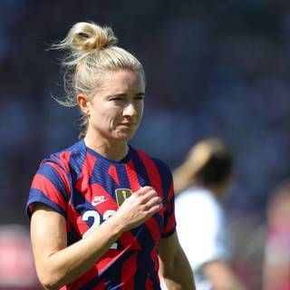 Kristie Mewis and Sam Kerr wallpaper