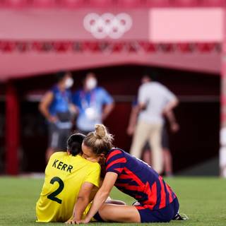 Kristie Mewis and Sam Kerr wallpaper