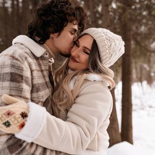 Boyfriend and girlfriend kisses wallpaper