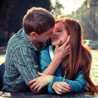 Boyfriend and girlfriend kisses wallpaper