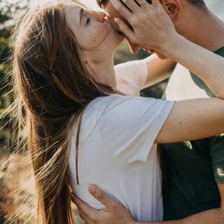 Boyfriend and girlfriend kisses wallpaper