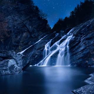 Flowing river wallpaper