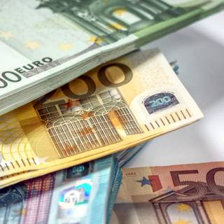 iPhone 4k money wallpaper