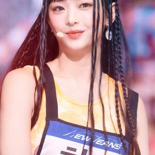 Hanni iPhone wallpaper