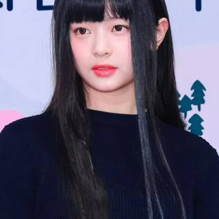 Hanni iPhone wallpaper