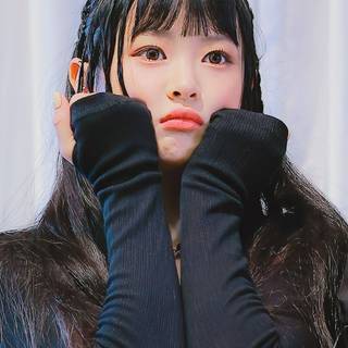 Hanni iPhone wallpaper